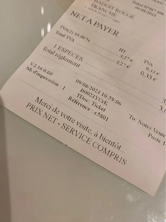 Addition dans un café en France